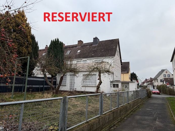 !PROVISIONSFREI! Reihenendhaus (5 Zi/124 m²) in Kassel-Fasanenhof nahe Klinikum/Universität ++ gemütlich, großer West-Balkon, Garage, 343 m² Grundstück – zum Renovieren ++ mögliche Monatsrate 620,40 € – फोटो 1
