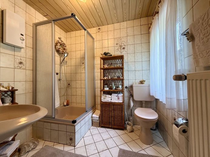 Menden-Brockhausen: Attraktives Dreifamilienhaus in idyllischer Wohnlage mit sehr guter Rendite! – Erdgeschoss: Bad