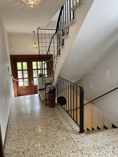 Eingang mit Treppenhaus