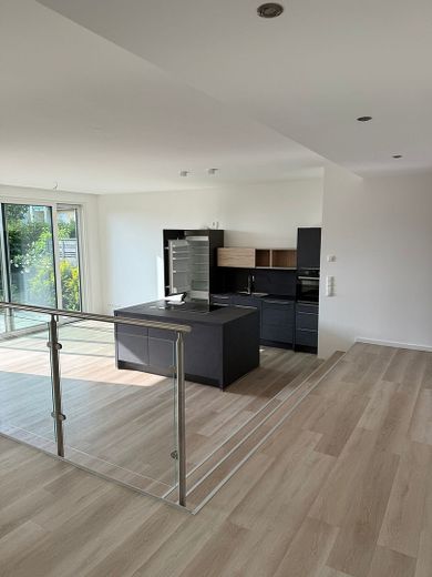 Wonen in het groen en toch dicht bij Dresden – hoogwaardige 3-kamerwoning met terras. – Foto 1