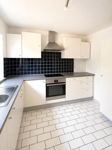 Großzügige 4-Zimmer-Maisonette Wohnung mit Hauscharakter, Garten und 2 Garagen – Küche