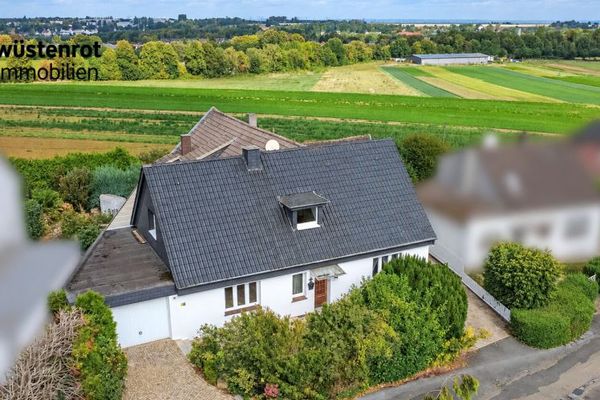 Historia y futuro – Casa histórica bifamiliar con una gran parcela para diseñar a su gusto