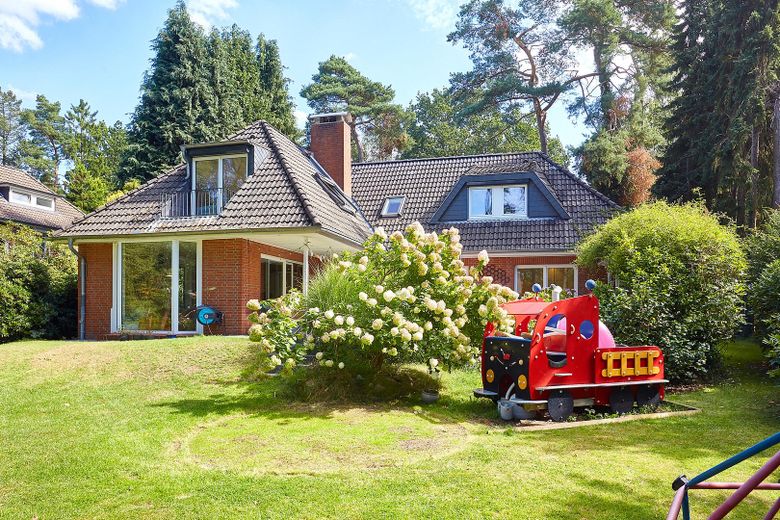 Ampliada en 2026: casa familiar de 298 m² en una parcela de 1.786 m² en Hamburg-Rissen | sin comisión – Hausansicht von hinten