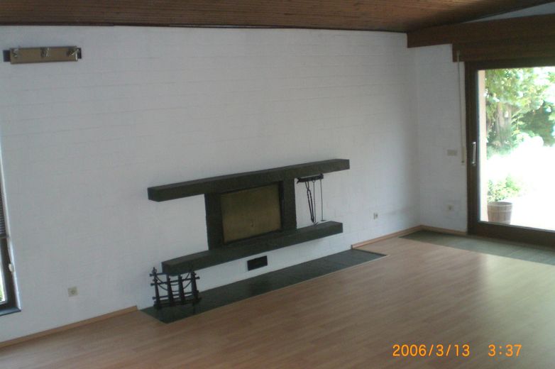Wohnzimmer mit offenem Kamin