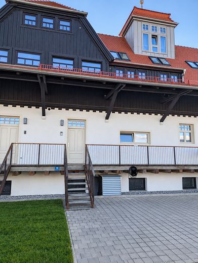 Obertraubling'de tekil tarihi eser statüsündeki sıra ev – Eingang mit Veranda