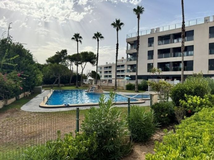 Erdgeschosswohnung mit 3 Schlafzimmern, 1 Bad, Tiefgaragenstellplatz und Gemeinschaftspool nur 300 m vom Strand – Foto 1