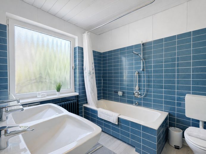 Modernes Bungalow mit ca. 200 m² Wohn- und Nutzfläche, Vollkeller und großem Grundstück in Glinde – Bad