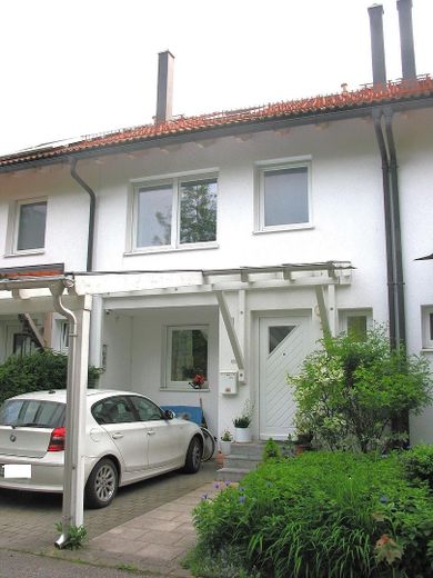 Eingangsseite mit Glascarport