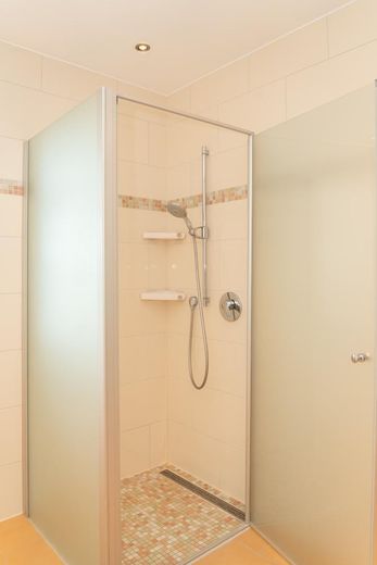 Bad mit Dusche und Wanne