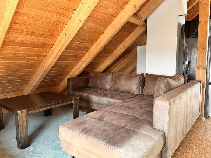 möblierte DG-Wohnung in Schkeuditz – ideal als arbeitsbedingte Wohnung – Schlafcouch