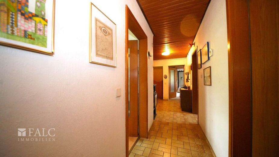 Viel Fläche, noch mehr Möglichkeiten! 3-Stöckiges Landhaus mit XXL Scheune - FALC Immobilien – Flurbereich EG
