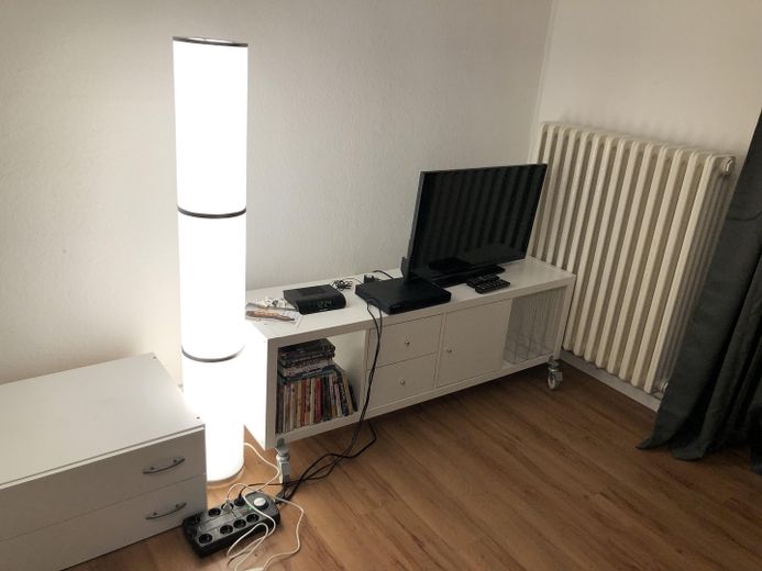 2026 Berlin! Schöner im möblierten Apartment in Steglitz, Elisenstr., zwischen Rathaus & Stadtpark – Wohnzimmer - Media