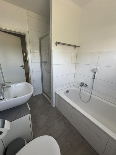 Helle 3-Zimmer Wohnung 79m² mit Balkon, optional Garage | gute Anbindung nach DUS, Neuss, MG – Bad