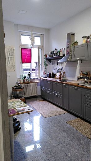 Großzügige Wohnung mit Hinterhof-Terrasse in Bahnhofsnähe – Küche