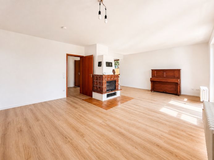 Quietly located semi-detached house with fireplace, conservatory &amp; garden idyll – Wohnzimmer