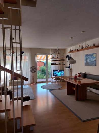 Gut gepflegtes Reihenhaus mit Grasdach – Wohnbereich
