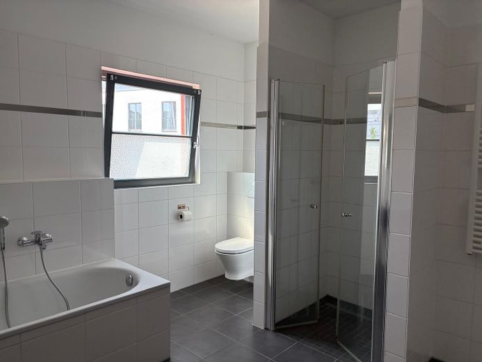 Hochwertige 3-Zimmer-Wohnung im Rostocker Bahnhofsviertel – Bad mit Wanne und Dusche