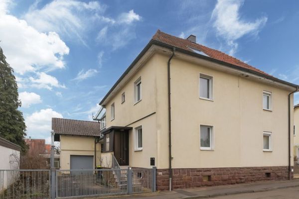 Viel Platz für Familie & Ideen – Doppelhaushälfte mit Wintergarten und Nebengebäude!