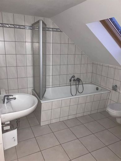 Gemütliche DG 2-Zimmer mit Einbauküche, Laminat, Wannenbad und Balkon in guter Lage! – PHOTO-2021-11-12-10-05-51_3