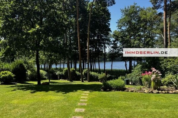 IMMOBERLIN.DE - Vista da sogno sull’acqua! Bungalow moderno con giardino esposto a sud-ovest sul lago Werbellin