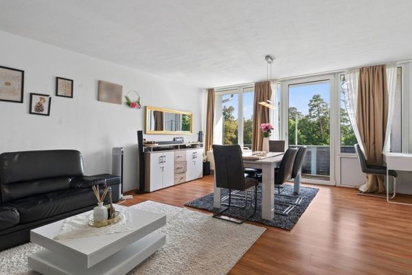 Prachtig uitzicht: 4-kamerappartement met groot balkon, parkeerplaats en ingerichte keuken