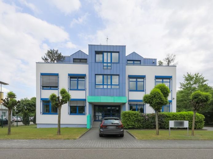 Vielseitig nutzbare Büroimmobilie mit Top-Ausstattung und E-Ladestation in Hügelsheim! – Foto 1