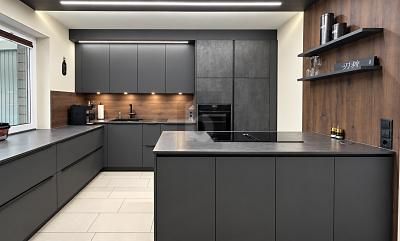 سعادة عائلية عصرية مع مدفأة وحديقة – 1788628294_910c05.jpg