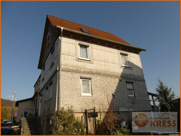 DHH mit kleinem Garten, zwei PKW-Stellplätzen, sonnigem Balkon und ruhiger Lage in Schlüchtern-Elm. – Bild 1