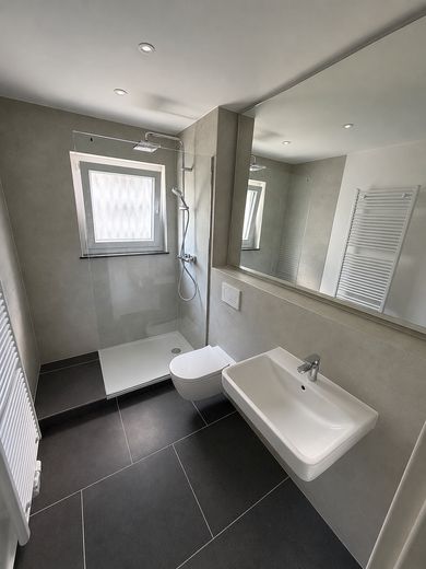 Wunderschöne 3-Zimmer-Eigentumswohnung mit Garage – Badezimmer