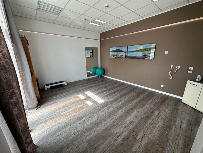 Zentrale Ladenfläche mit hoher Sichtbarkeit, großer Schaufensterfront und Stellplätzen – Raum 3