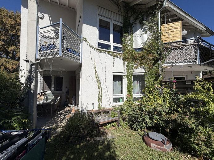 Helle 3-Zimmer-Erdgeschosswohnung mit Terrasse, Garten und Fußbodenheizung, Stellplätze optional – Gartenseite mit Terrasse