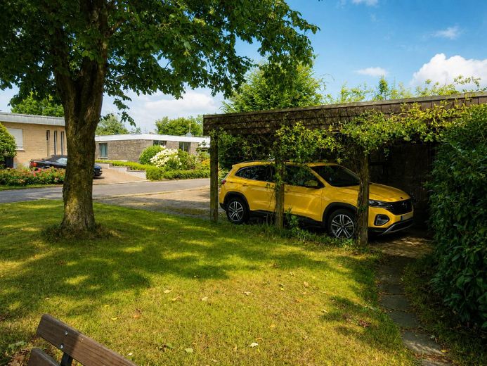 Bungalow mit großem Grundstück und viel Potenzial in außergewöhnlich ruhiger Lage – Carport + Parkplatzbereich