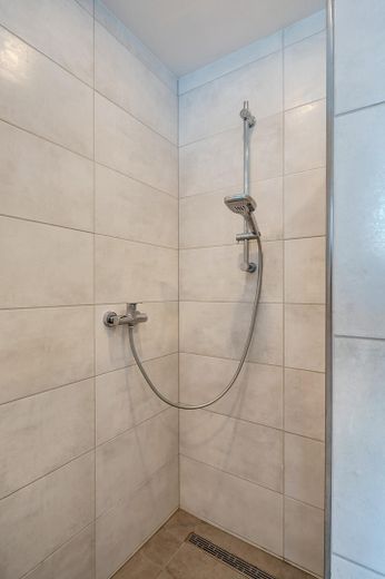 Maisonette-Dachgeschosswohnung mit Galerie & Balkon – kernsaniert 2022, A+ – Bodengleiche Dusche