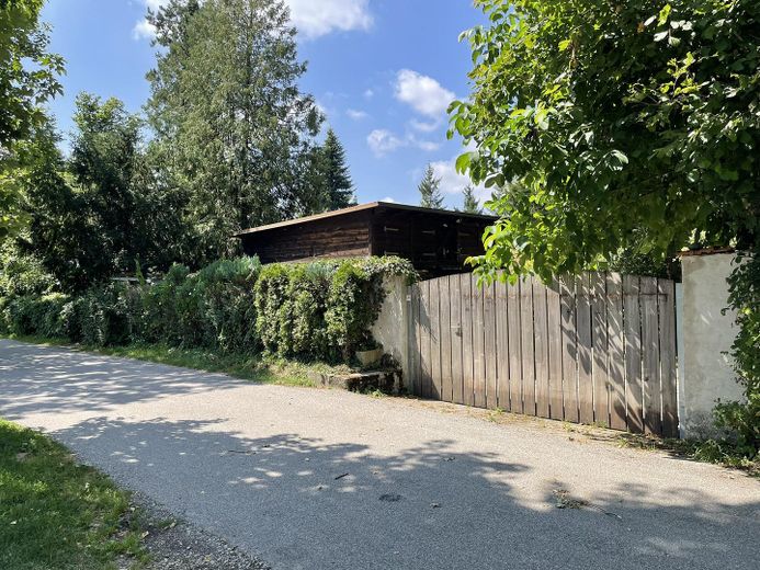 Paradies in Alleinlage – Grundstückszufahrt