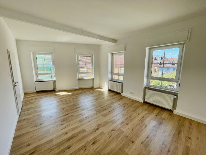 Prima occupazione dopo ristrutturazione: 4 locali-cucina-bagno nella zona pedonale, altezza soffitti 2,70 m – impianti domestici completamente nuovi – Wohnzimmer