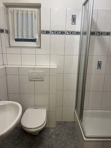 5 Zi.-Maisonette mit Garten, Terrasse und Carport in Mühlheim in ruhiger Anliegerstraße – Duschbad im Souterrain
