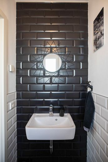 Reihenendhaus KfW 55 mit Wintergarten in Langenfeld – Gäste WC mit Metro-Fliesen