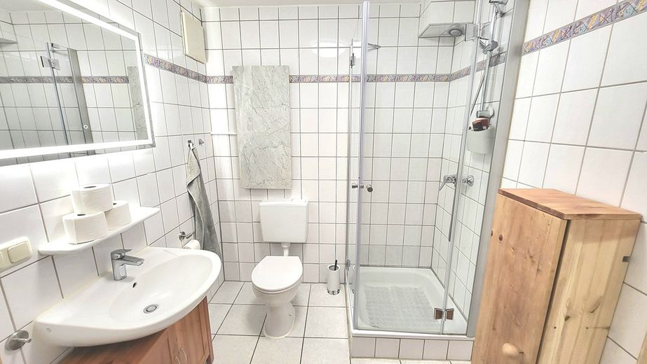 Charmante, renovierte 2-Zimmer-Wohnung mit hochwertiger Einbauküche – Foto 5
