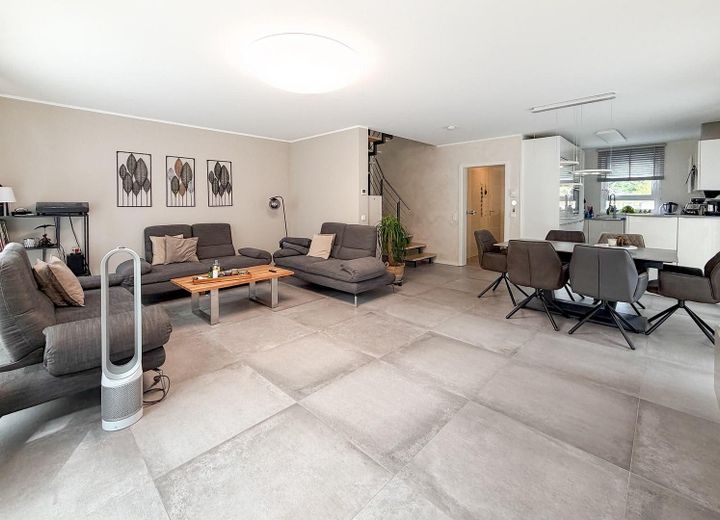 Doppelhaushälfte de haute qualité en bordure de champ avec terrasse sud et jardin à Nieder-Olm – Wohzimmer Essbereich