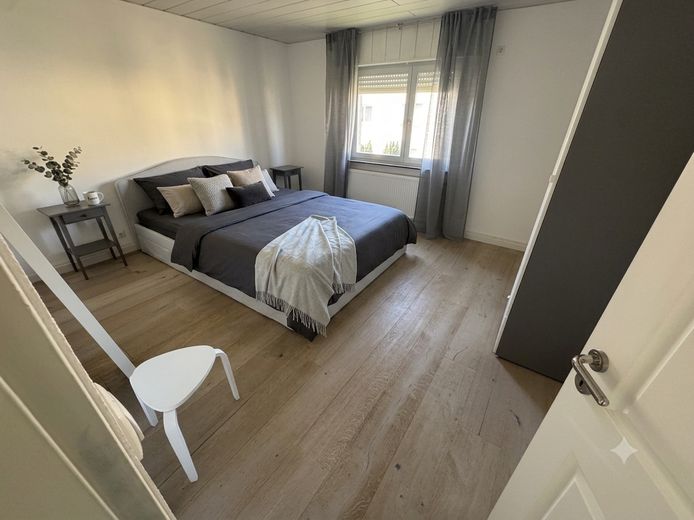 Renovierte möblierte 3,5 Zi-Wohnung 80m2 mit Garten im 1.OG / Nähe Frankfurt / ab sofort – Zdjęcie 4