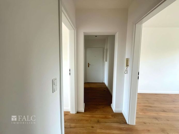 ***Top-sanierte 1-Zimmer-Wohnung in ruhiger Lage*** – Flur