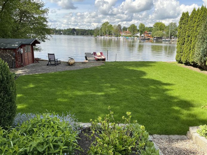Waterfront property with bungalow and boat dock. – Photo 3