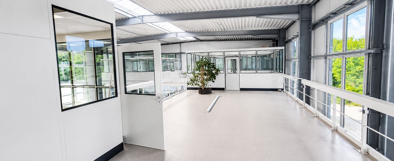 Eigenständige, hochwertige Gewerbeeinheit mit Halle, Büros & Galerie – direkt an der B12 – 11_Halle_OG_Galerie
