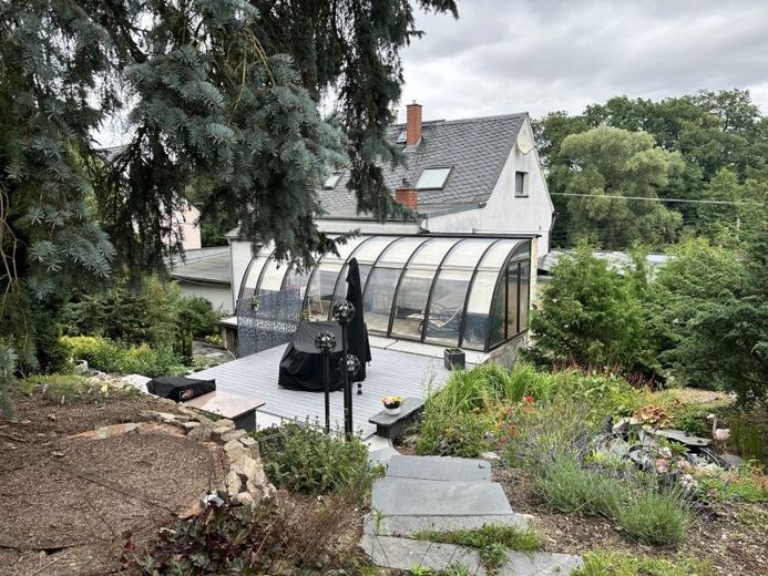 Attraente edificio residenziale e commerciale con ampio terreno, piscina e impianto fotovoltaico a Wilkau-Haßlau! – Foto 1