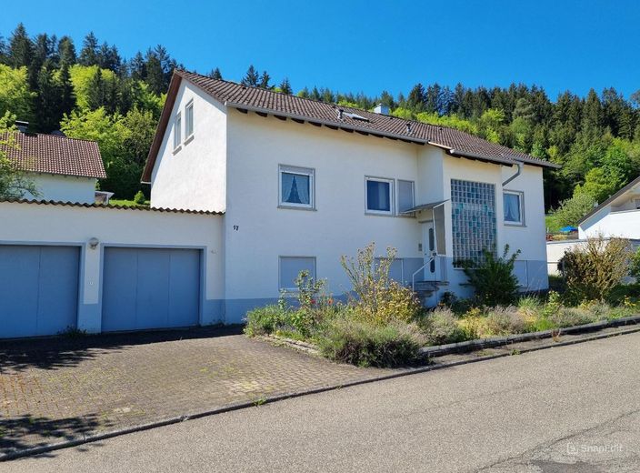 Großzügiges Einfamilienhaus mit 4 Garagen – Provisionsfrei – Ideal für große Familien – Frontansicht mit Doppelgarage