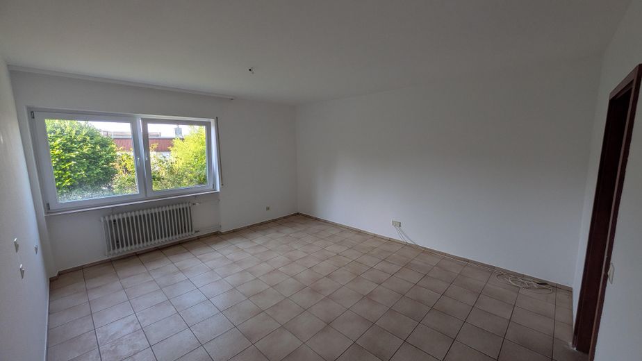 Family Happiness with Panoramic Views: Spacious Living in Leonberg’s Prime Location – 2. Schlafzimmer