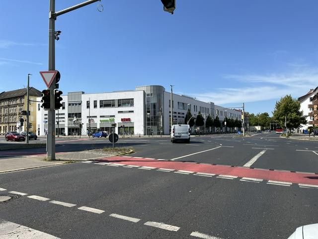 Inwestycja kapitałowa blisko centrum Brunszwiku – 3 pokoje, ok. 90 m², balkon i miejsce garażowe – Einkaufszentrum Weißes Ross