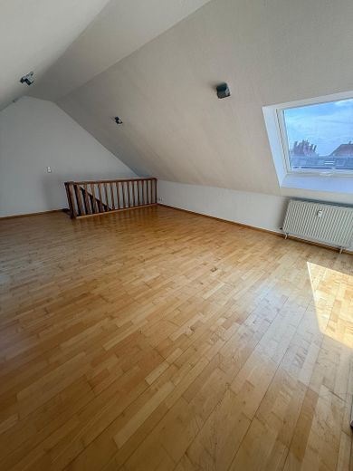 Bogenhausen: luminoso e tranquillo appartamento condominiale di 2,5 locali, TG, libero – Dachgeschoss/ Wohnen