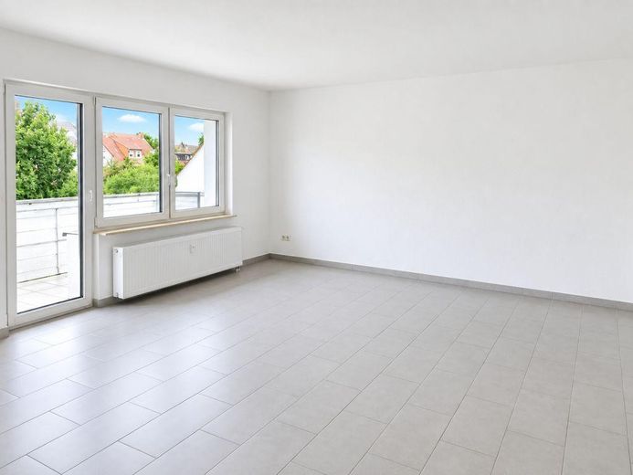 127 m² PRIVATES WOHNEN MIT EIGENEM POOL & GARTEN – 2 GARAGEN + 1.920 € KALTMIETEINNAHMEN – OG  Gestaltung Wände 