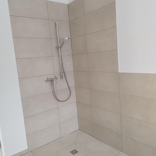 2-Zimmer-Erstbezug im Holzmassivhaus – mit Balkon & hochwertige Ausstattung – Dusche (Duschwand kommt noch)